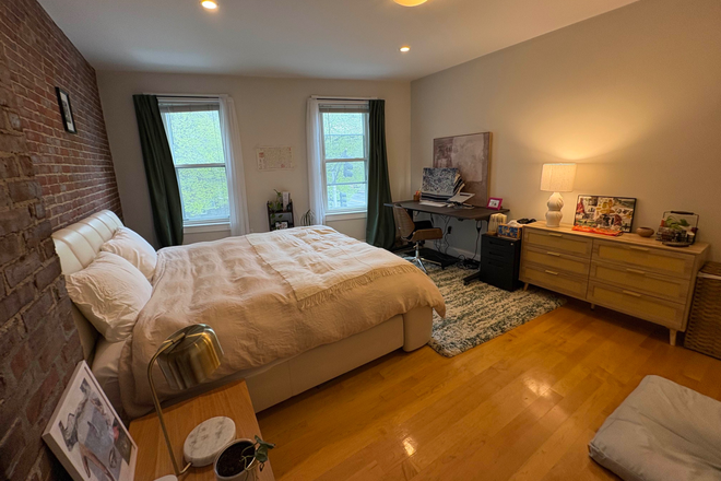 bedroom and desk furniture - King-sized room w/en-suite bathroom in beautiful apartment from August 15