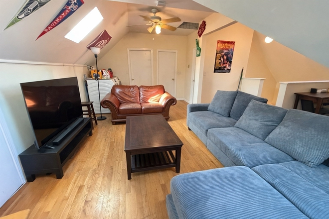 - - Sweet 6-bed/ 2.5-bath in Mission Hill!! Available 09/01/2026 Triplex