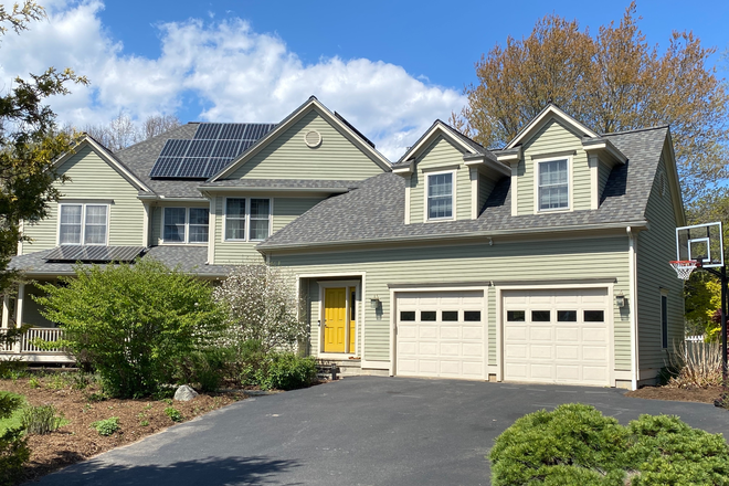 Outside street view - Beautiful and spacious 4 BR house for rent in Amherst!