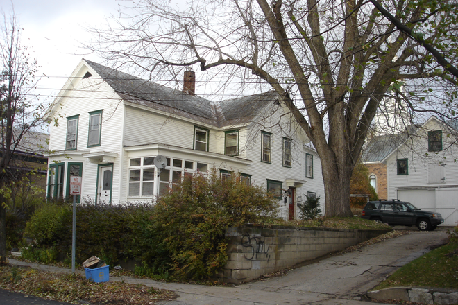 Farmhouse in the center of Burlington - Spacious 3 Bedroom in Burlington available 9/1 Duplex