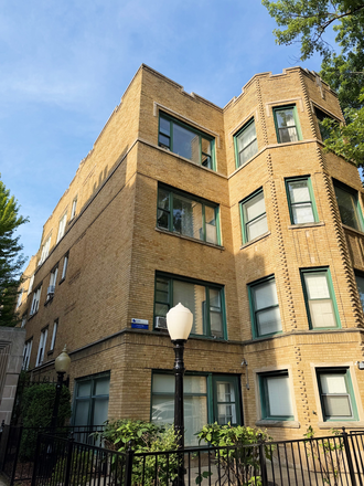 Building exterior - Lincoln Park Gem!! 1Bed 1Bath, steps from DePaul in the heart of Lincoln Park