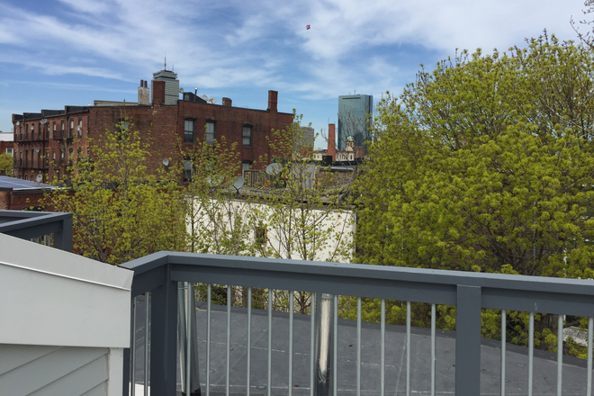 Private Deck - *NO BROKER FEE* SingleFamily Home, Steps from Campus!