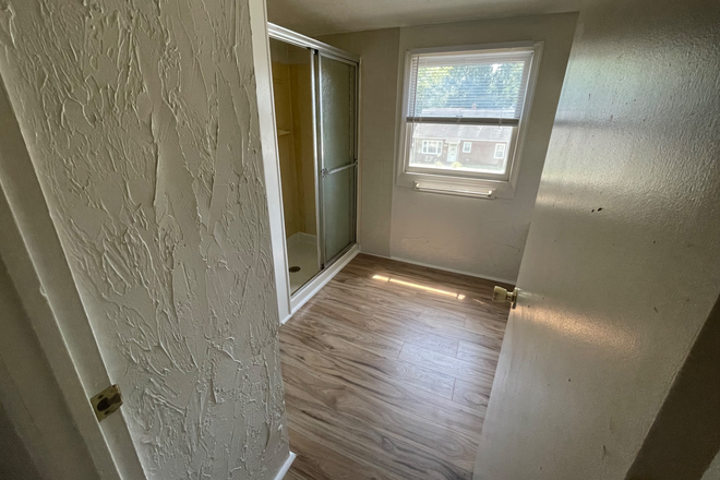 Bathroom - House For Rent - Park / ShuttleUM / Metro Bus / UMD
