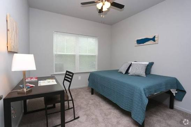 bedroom - apartment sublease close to campus