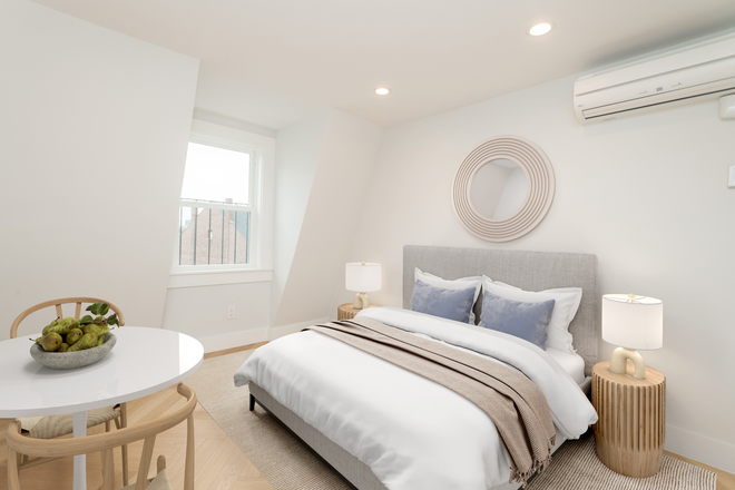 Hub Realty - South End, prime location, renovated studio on top floor with A/C