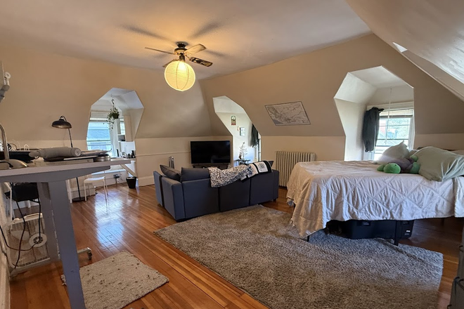 1 - Large Sunny Studio in Brighton Center Apartments
