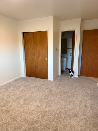 bedroom - Room w/private bath near Pearl St. Apartments