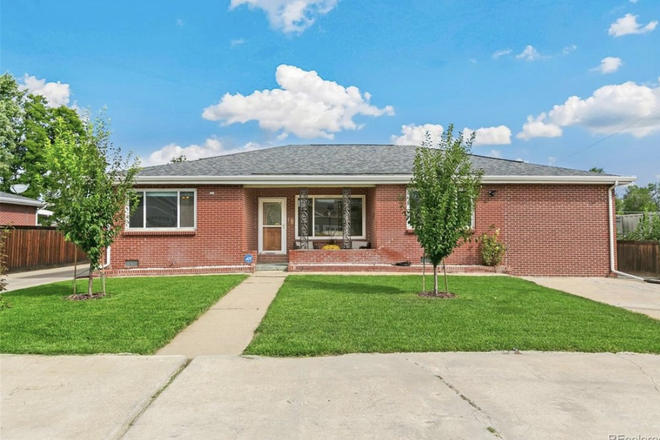 House - Beautiful 1/4 Acre Ranch Home in the City