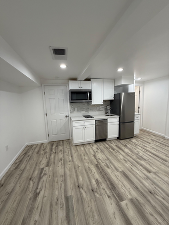 Kitchen - 5 minutes drive to campus - just renovated beautiful studio