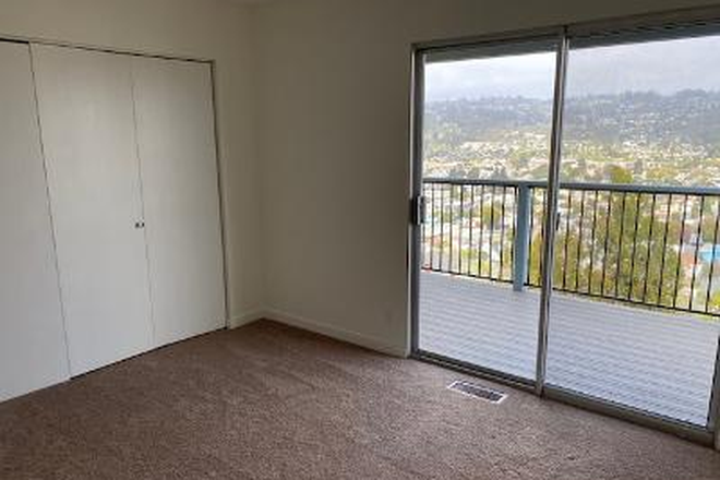Master Bedroom opens to deck,big closet - 2 Bedroom 1.5 Bath Apt. Townhouse Albany Hill
