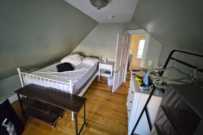 Available Bedroom - Apartment