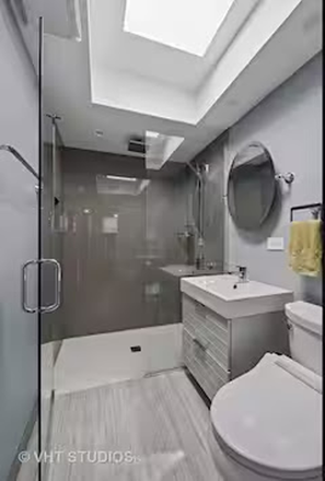 Shared upstairs bathroom - Rogers Park Refuge Townhome