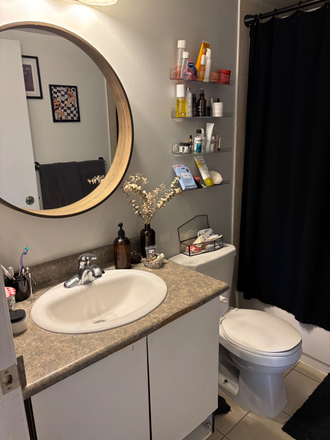 Secondary bathroom - 3-Bedroom with Parking, Laundry and Gym in a Beautiful Condo in the Junction