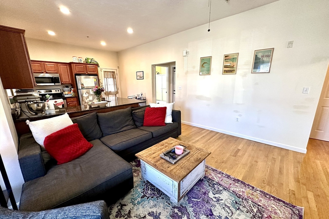 Living - 1 bed 1 bath with parking Waltham