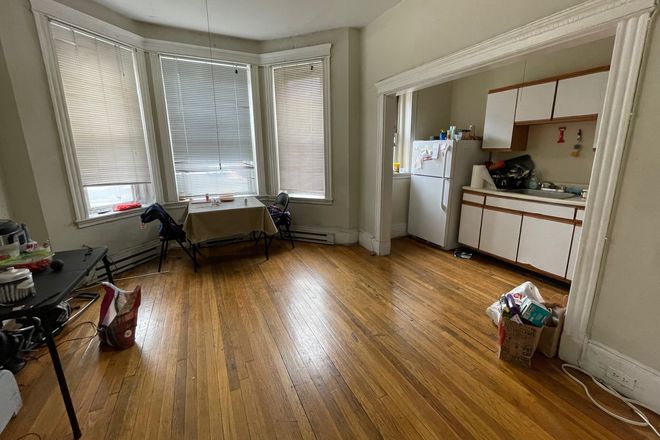 Hub Realty - Mission Hill, large two bedroom, front street views, freshly painted, on the green line T
