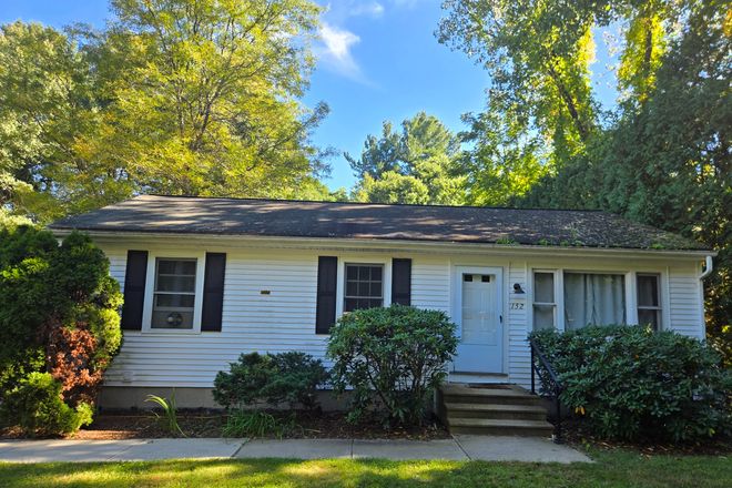 Front of the house - Logtown road house