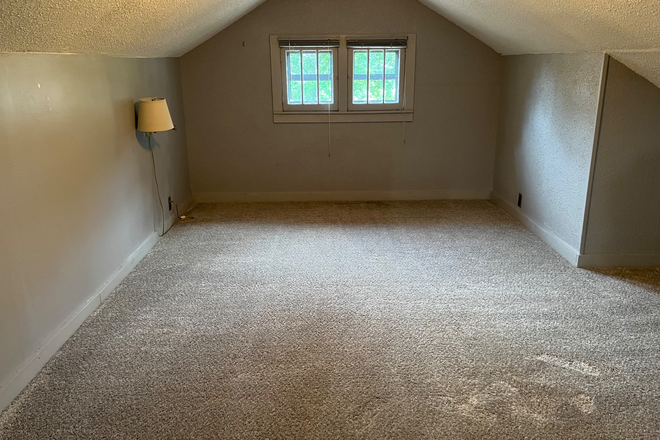 Upstairs bedroom - Upstairs Suite of Rooms in Private Home