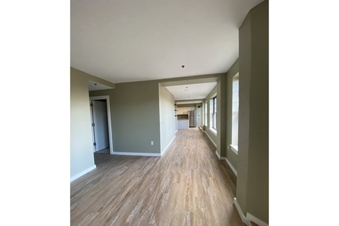 Living Space - GORGEOUS COMM AVE 2 BED 2 BATH Condo