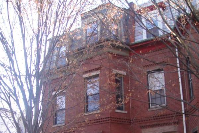 Brownstone - 3 Bed/1Bath Gorgeous Apartment with W/D in unit, in Mission Hill avail 9/1