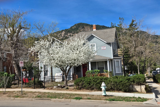 Corner of 9th and Marine Street - Two-bedroom Cottage on the HILL, close to campus