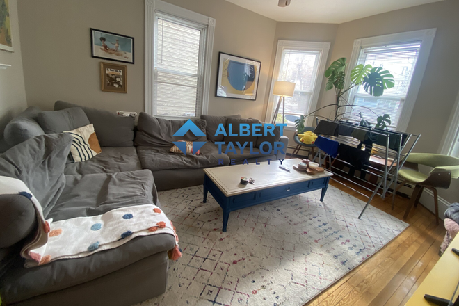 Living Area - IN-UNIT LAUNDRY - Beautiful 3Bed/1Bath, Steps to Campus