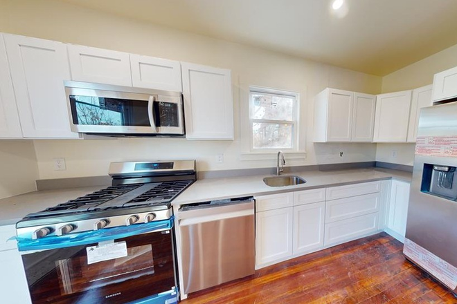 736 Main - 3 bedroom apartment with 2 full baths for Rent
