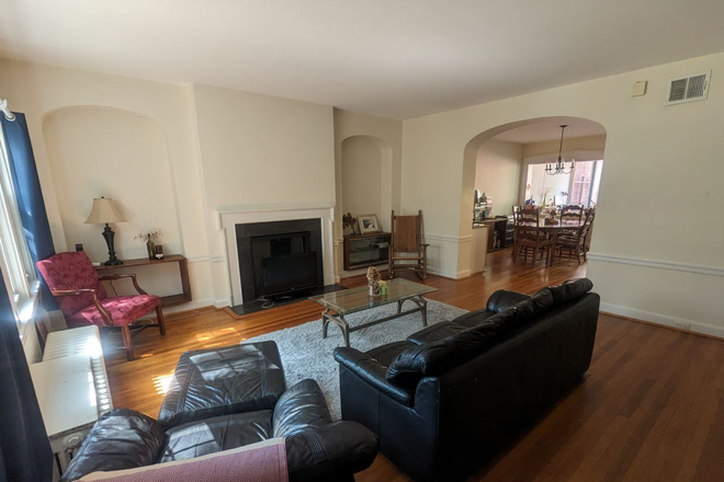 living room - Spacious townhouse close to campus