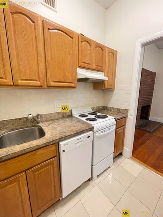 Kitchen - Bay State Rd 3 Bed Kenmore Sq Apartments