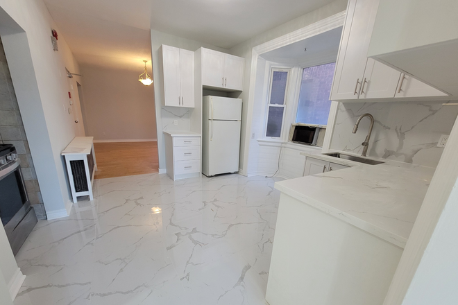 kitchen - 3 Bedroom Unfurnished apartment in Kensington Market/Chinatown/Downtown