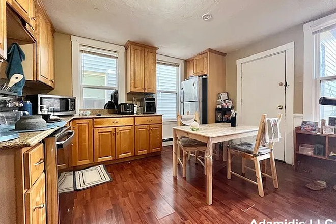 . - *NO BROKER FEE* Cozy 3 bed, 2 bath in Mission Hill Avail 9/1/26!