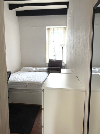 Bedroom available now - Bedroom available in townhouse apartment - 20 minutes to campus!