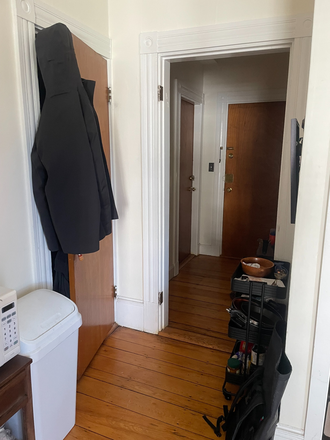 Entrance Way - 35 Concord Ave summer sublet - Near Cambridge Common Triplex