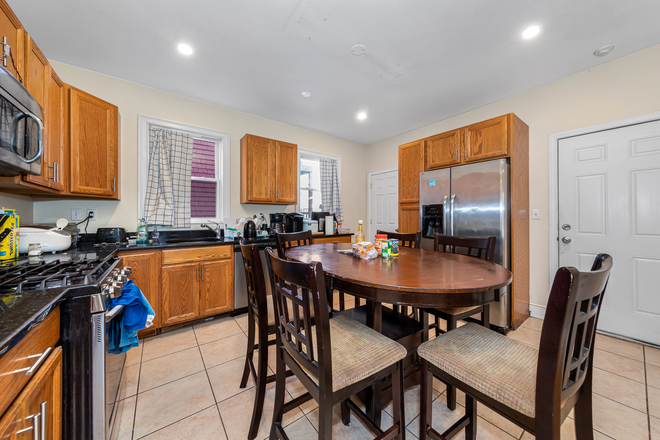 Call NOW for showings! 617-236-8550 - CALUMET ST - RENOVATED 5BR ON MISSION HILL W/ 2 BATH, DW, EIK, FREE LNDRY IN BLDNG FOR *9/1/2026* Apartments