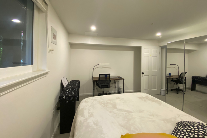 Large lower level bedroom - Close to two metros/Howard University: 0.6 miles/GWU: 1.5 miles/GT Law: 2.0 miles/Johns Hopkins SAIS House