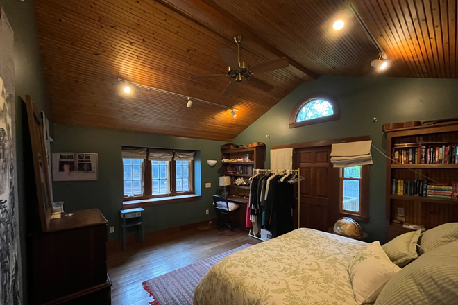 Main room - Cottage studio apartment 1 mile from campus