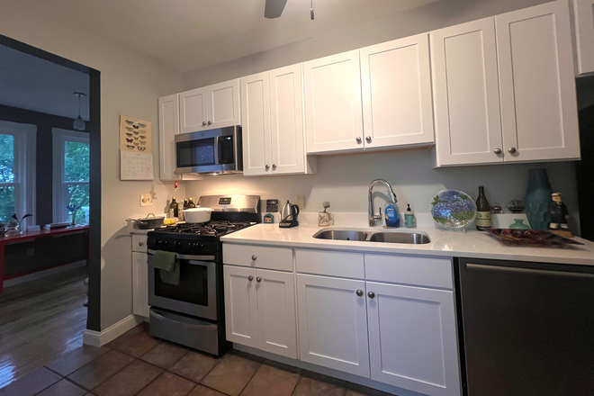 Kitchen - Charming 2-Level Apt in Fort Hill / Highland Park Available Aug. 1