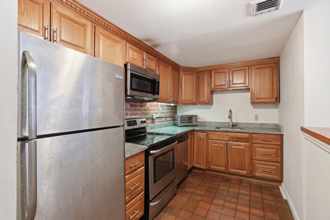 Call NOW for showings! 617-236-8600 - GAINSBOROUGH ST - UNIQUE GRDN LVL 2BR/1BA CONDO FOR *9/1/2026* W/ LNDRY IN BLDNG, EQUAL BDRMS, PATIO