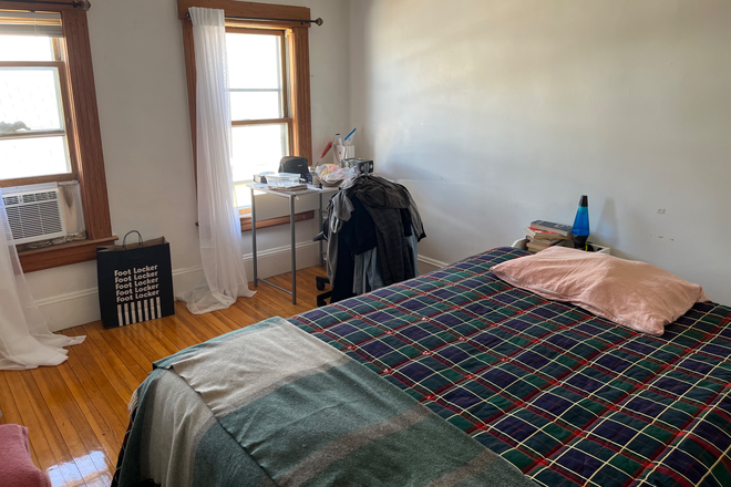 Bedroom - Spacious & cozy room sublet 10 mins walk from Tufts Apartments