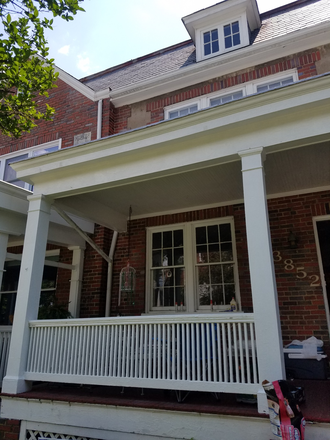 Front of House - Large 6 Bedroom Townhome Close to Campus