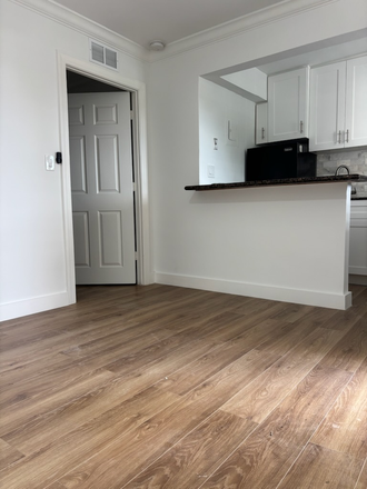 - 1 Bedroom Downtown Coral Gables and 3.7 miles from UM