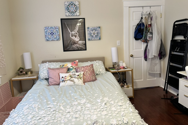 Bedroom for rent - State Street house very close to campus