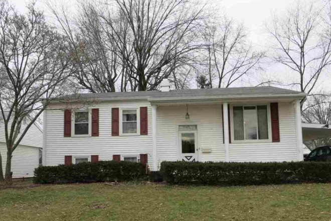 Outside street view - 3 bedroom Lafayette house. 10 minutes from campus. Near mall.