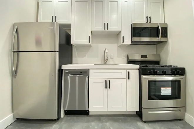 Call NOW for showings! 617-236-8600 - SHEAFE ST - *NO FEE* LUXE RENOVATED 2BR/1BA IN HISTORIC NORTH END AVAIL *7/1/2026* W/ LNDRY IN BLDNG