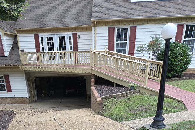 Front of apartment. - Cute 3Bed/2ba Apt, 10 min to campus, large master suite, newly updated, quiet cul de sac, wooded lot