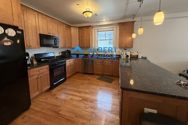 Kitchen - Luxury 4 Bed 3.5 Bath!! Roof Deck!!
