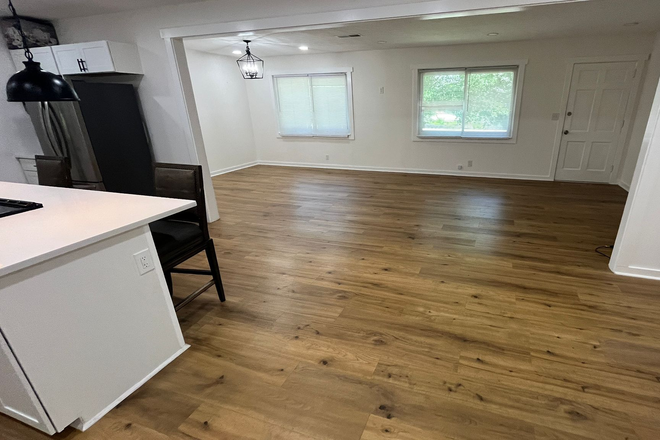 Kitchen and living room - Perfect Student Housing - Completely Furnished