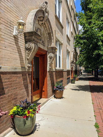 outside entrance - 728 South Laflin St, Apt #1M | 3 Bed 2 Bath | Sublease or Rent