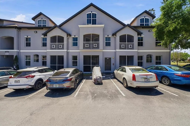 Condo view from parking lot - EXTREMELY RARE LARGER THAN MOST 3BRM 3.5BATH TO SHARE WITH YOUR OWN PRIVATE 255SQFT SUITE (BRM+BATH) Condo