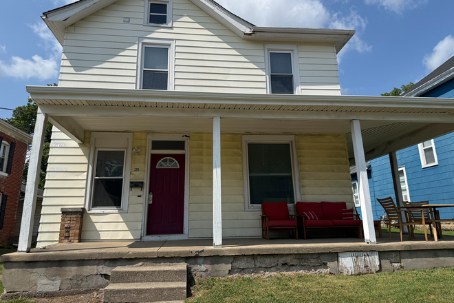 Outside - Front of House - Up to 8 Students - Professor Owned - Easy walk to campus and uptown