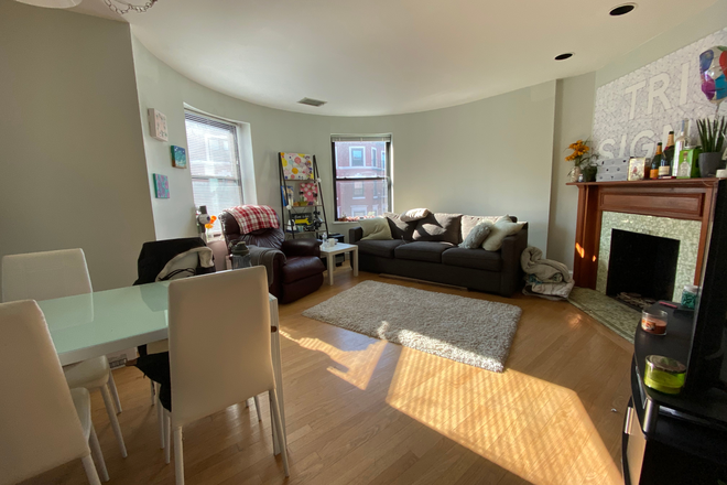 1 - 2 Bedroom condo on Gainsborough with large bedrooms SUNNY!!!
